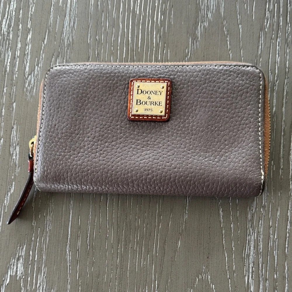 Dooney & Bourke Pewter Grayish Brown Pebbled Leather Wallet Zip Around Hobo GUC - Picture 1 of 10